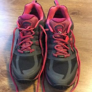 Brooks Cascadia 11 Size 8.5